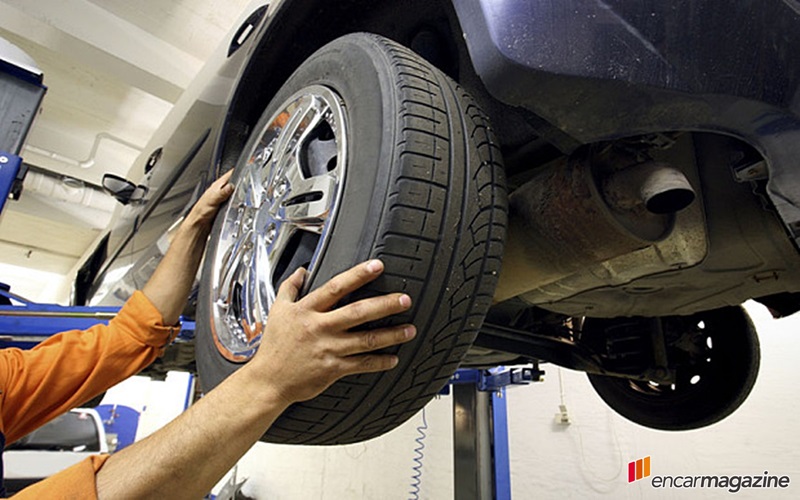 mechanic changing a car wheel.