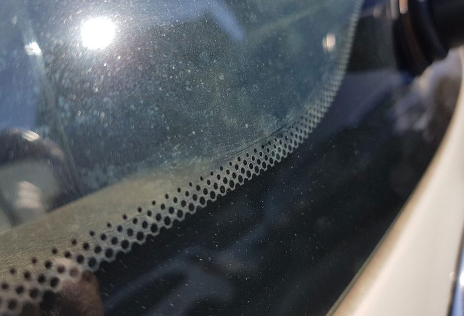 자동차 유리에 있는 검은 물방울무늬, 도대체 뭘까?
